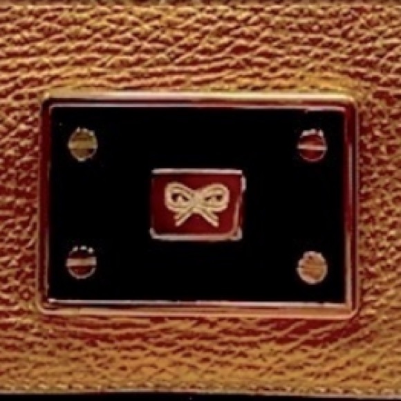 ANYA HINDMARCH LAUTNER NAPLAK SHOULDER BAG IN BLACK PATENT LEATHER/GOLD METALLIC